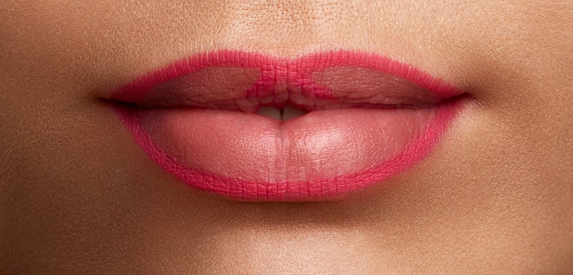 Volle Lippen mit rotem Rand